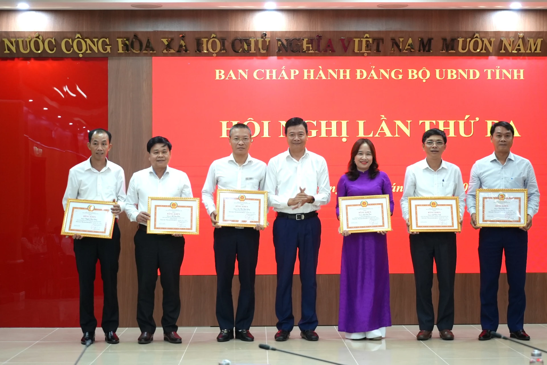 Thừa ủy quyền của Ban Thường vụ Tỉnh ủy, đồng chí Nguyễn Chí Thắng, Phó Bí thư Đảng ủy UBND tỉnh trao bằng khen cho các Đảng viên thuộc Đảng bộ UBND tỉnh - Ảnh: T.Đ