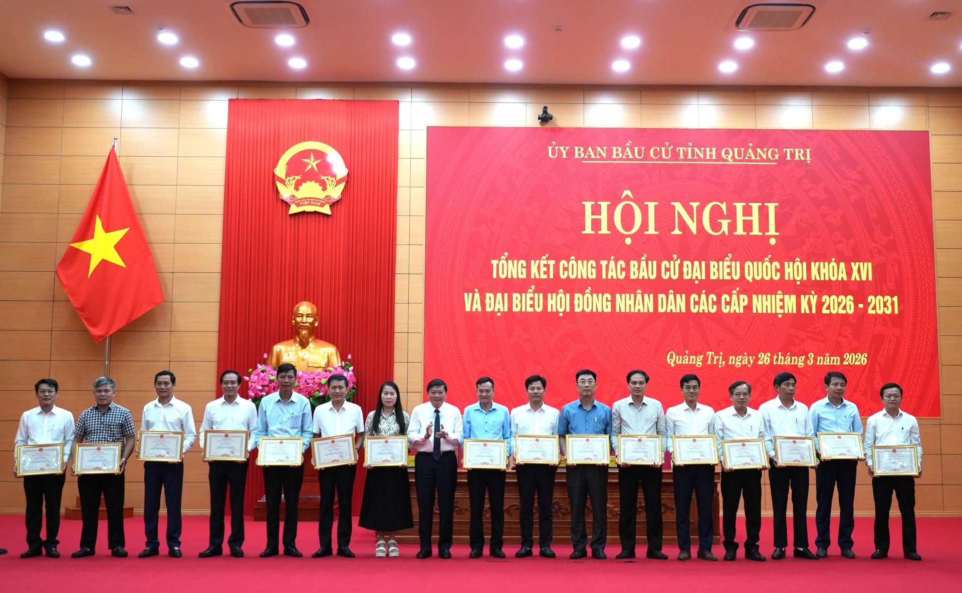 Đồng chí Lê Hồng Vinh, Chủ tịch UBND tỉnh, Phó Trưởng Ban chỉ đạo bầu cử tỉnh trao bằng khen cho các tập thể - Ảnh: T.Đ