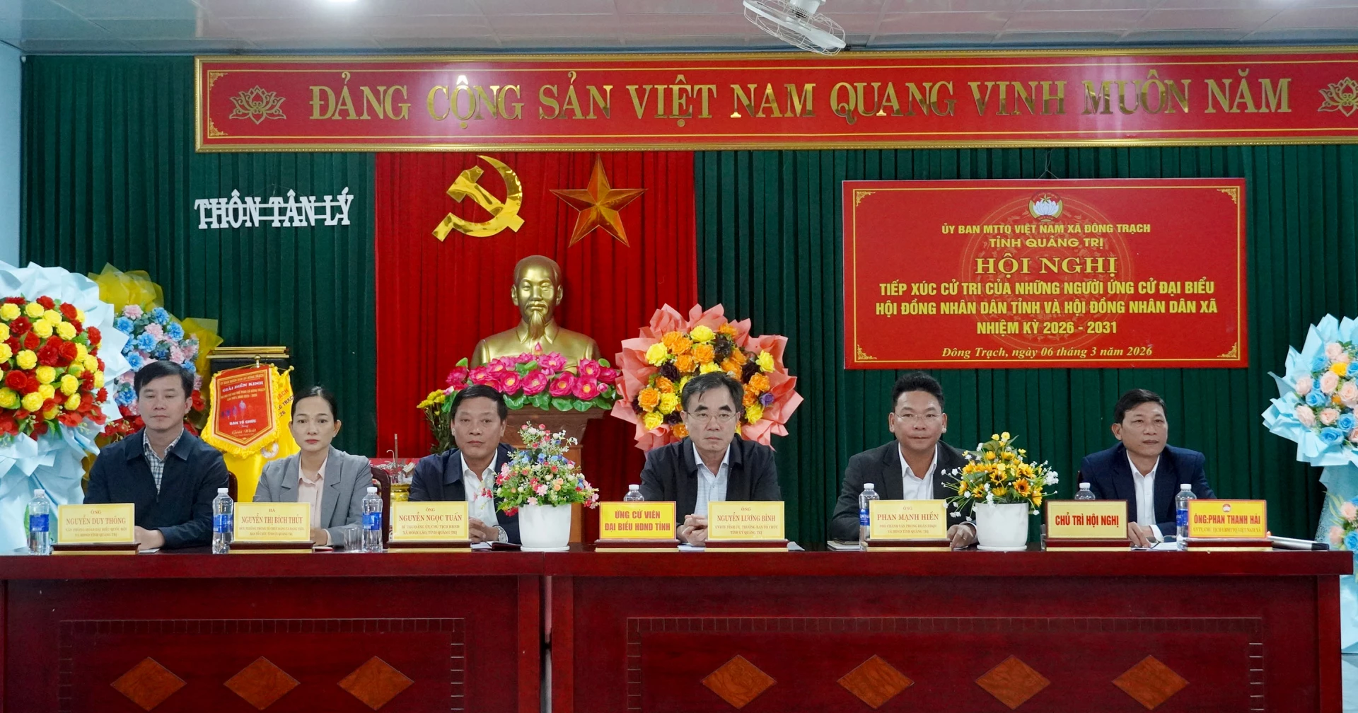 Các ứng viên đại biểu HĐND tỉnh tiếp xúc cử tri tại xã Đông Trạch - Ảnh: X.P