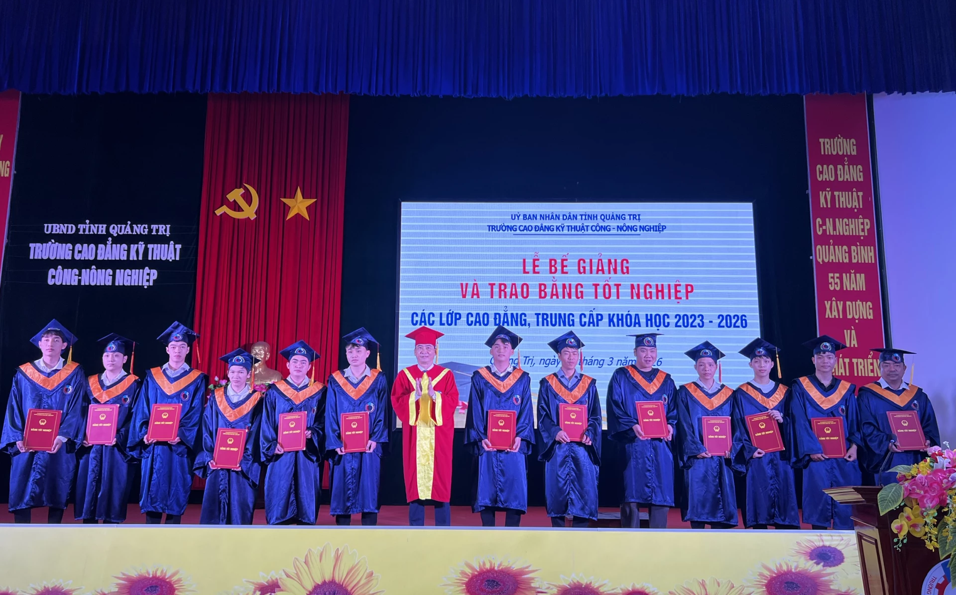 237 HS, SV được công nhận tốt nghiệp - Ảnh: H.T