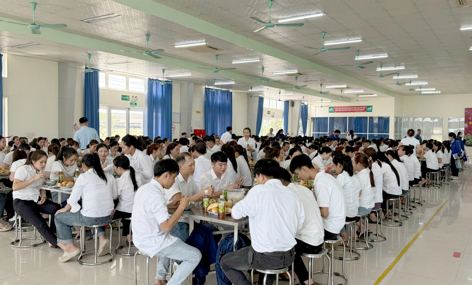 Bữa cơm tất niên xuân Bính Ngọ 2026 tại Xí nghiệp May Hà Quảng - Ảnh: NVCC