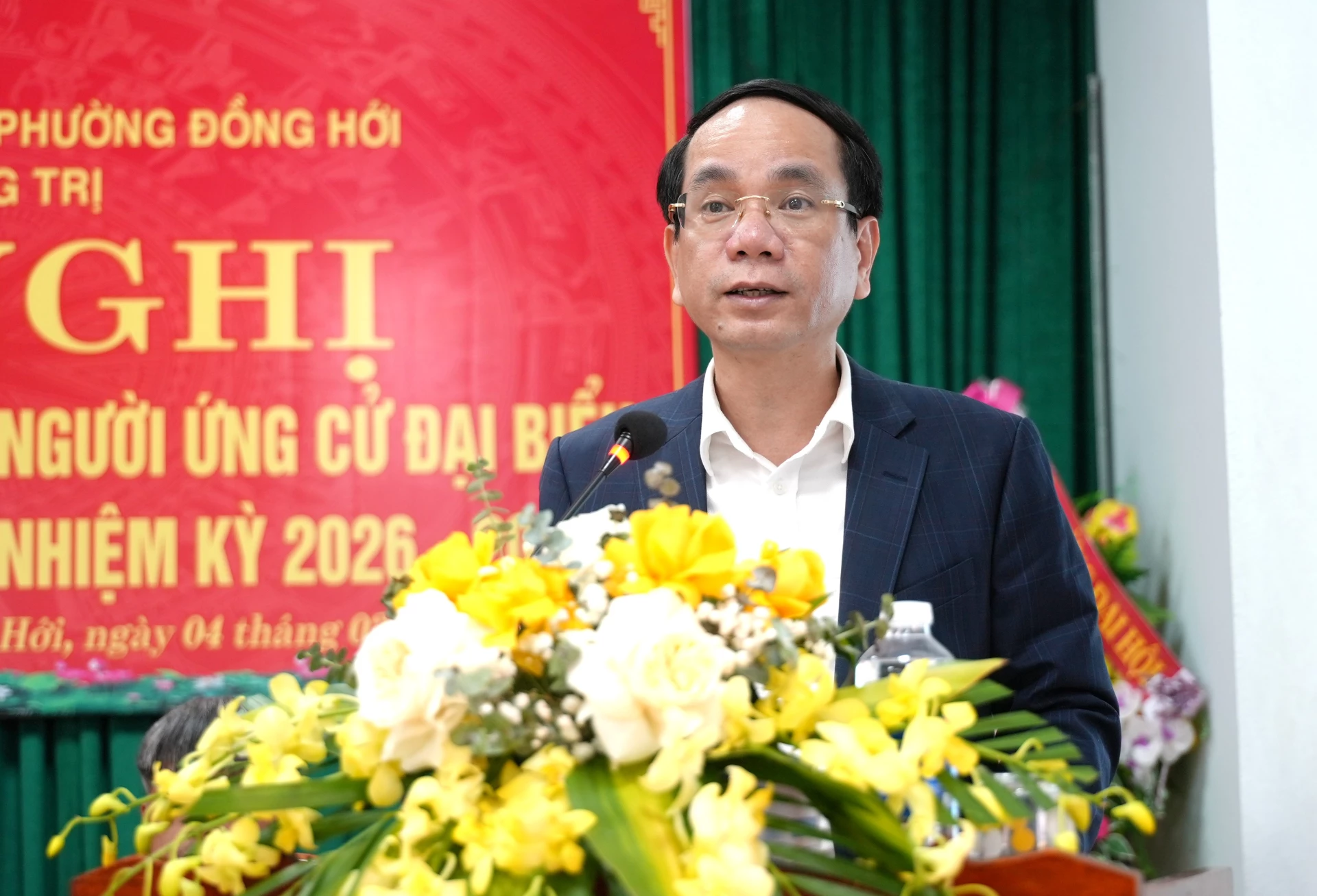 Ông Phan Mạnh Hùng, Ủy viên Ban Thường vụ Tỉnh ủy, Bí thư Đảng ủy phường Đồng Hới trình bày chương trình hành động với cử tri TDP Đức Điền - Ảnh: T.Đ