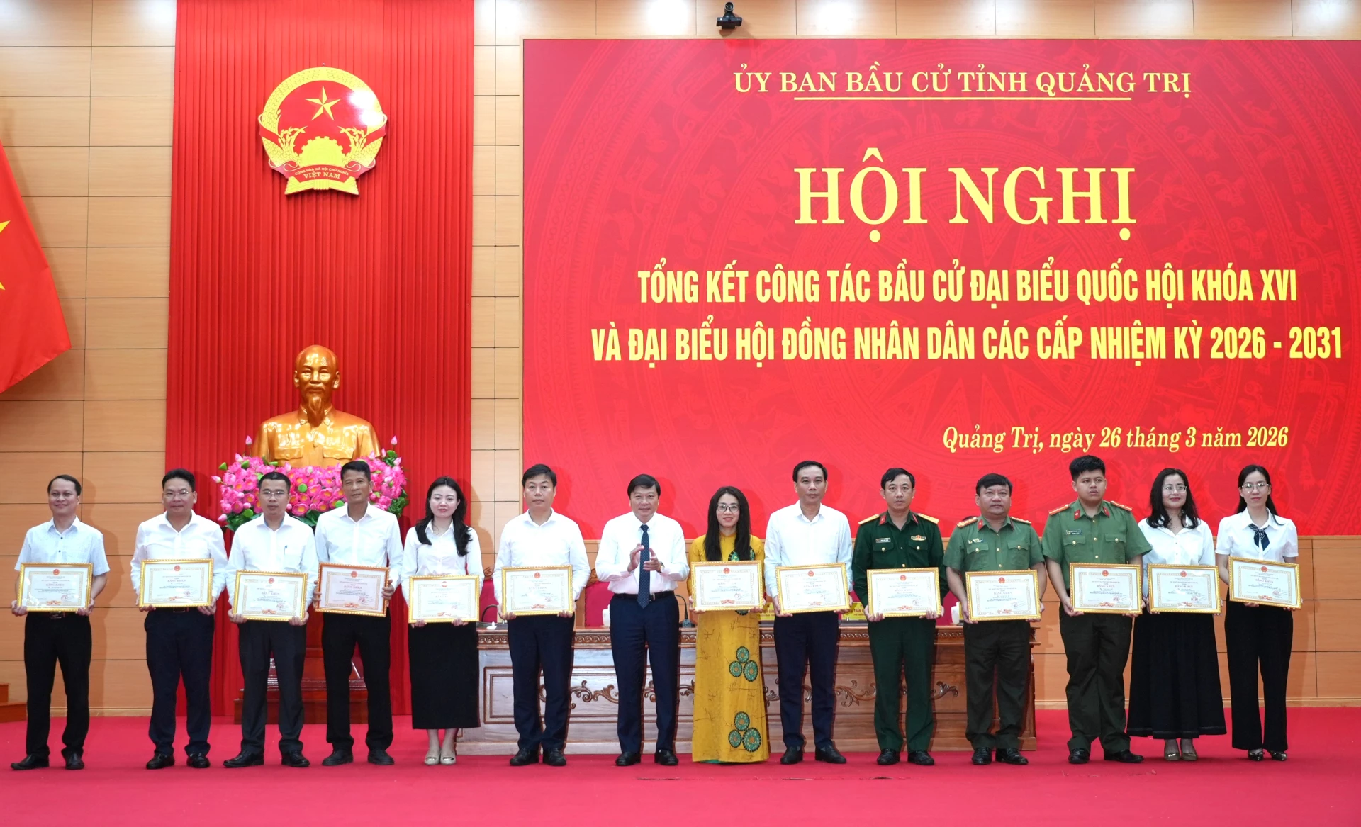 Đồng chí Lê Hồng Vinh, Chủ tịch UBND tỉnh, Phó Trưởng Ban chỉ đạo bầu cử tỉnh trao bằng khen cho các cá nhân - Ảnh: T.Đ