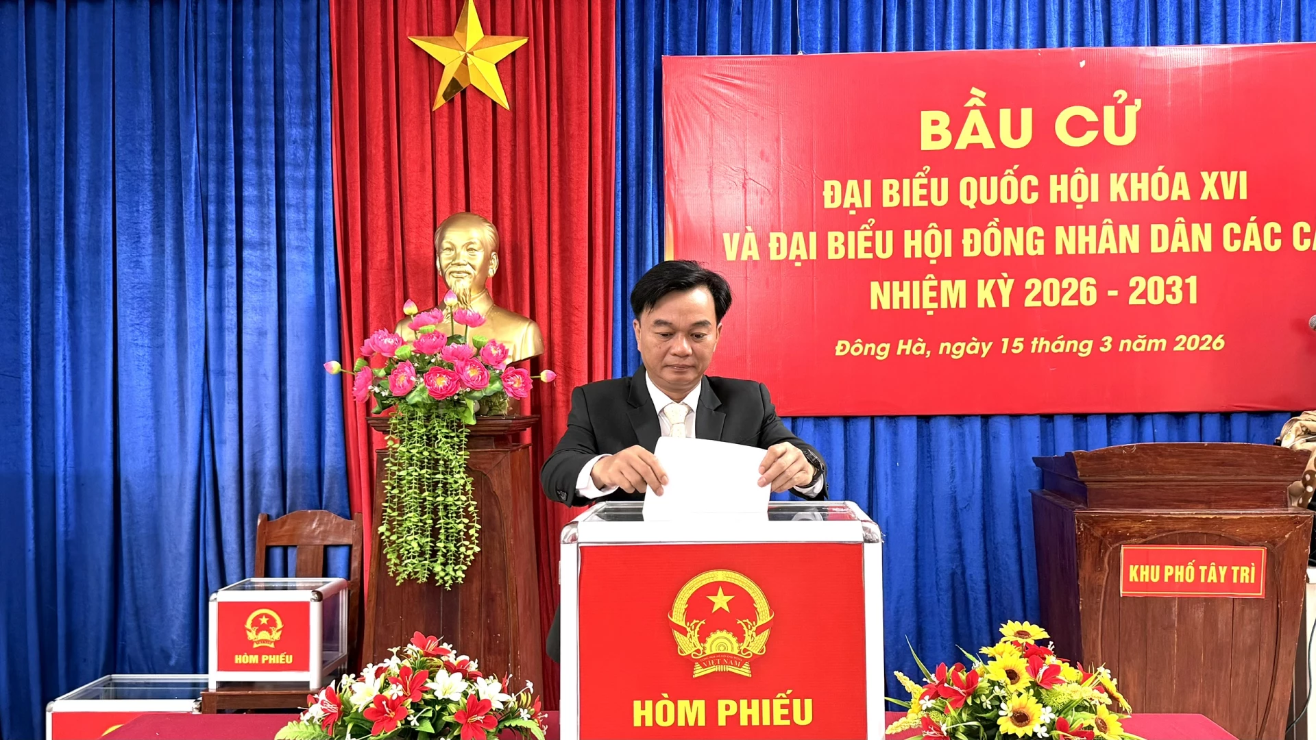 Đồng chí Nguyễn Chiến Thắng, Phó Bí thư Tỉnh ủy, Chủ tich Ủy ban MTTQ Việt Nam tỉnh, Phó Chủ tịch Ủy ban bầu cử tỉnh là người bỏ lá phiếu đầu tiên vào hòm phiếu - Ảnh: NL