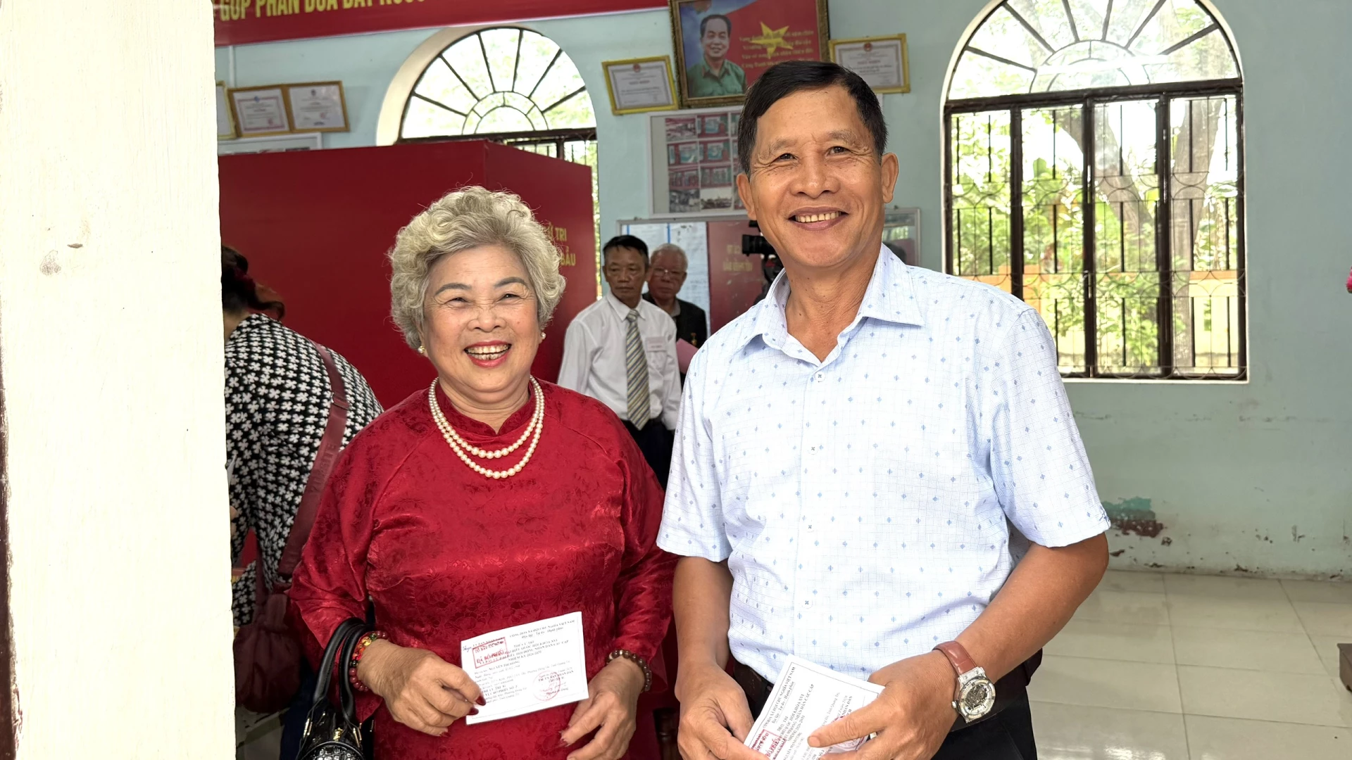 Cử tri phấn khởi sau khi thực hiện quyền công dân của mình - Ảnh: NL