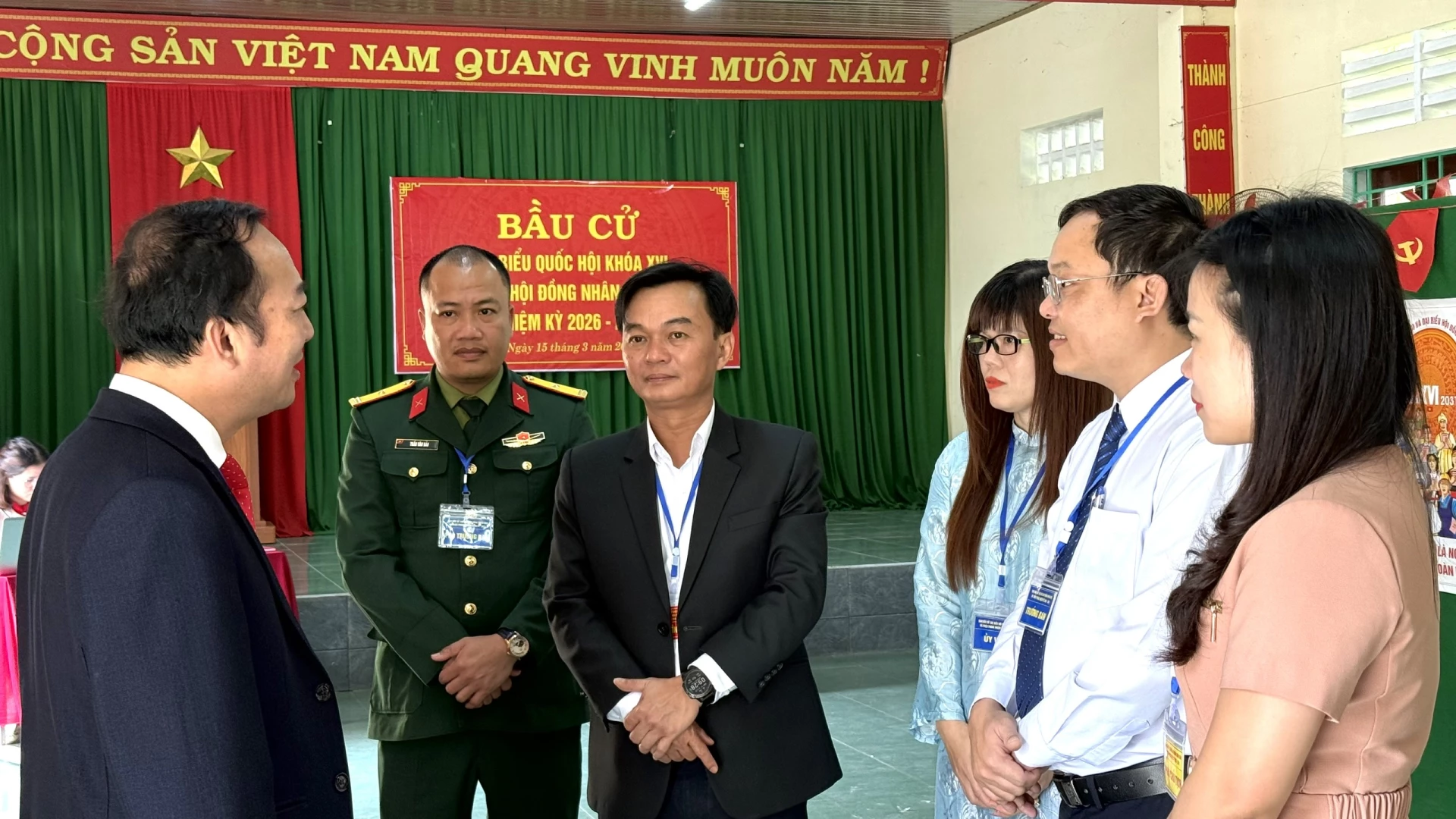 đồng chí Nguyễn Chiến Thắng, Phó Bí thư Tỉnh ủy, Chủ tịch Ủy ban MTTQ Việt Nam tỉnh, Phó Chủ tịch Ủy ban bầu cử tỉnh kiểm tra công tác bầu cử tại xã Triệu Phong - Ảnh: NL