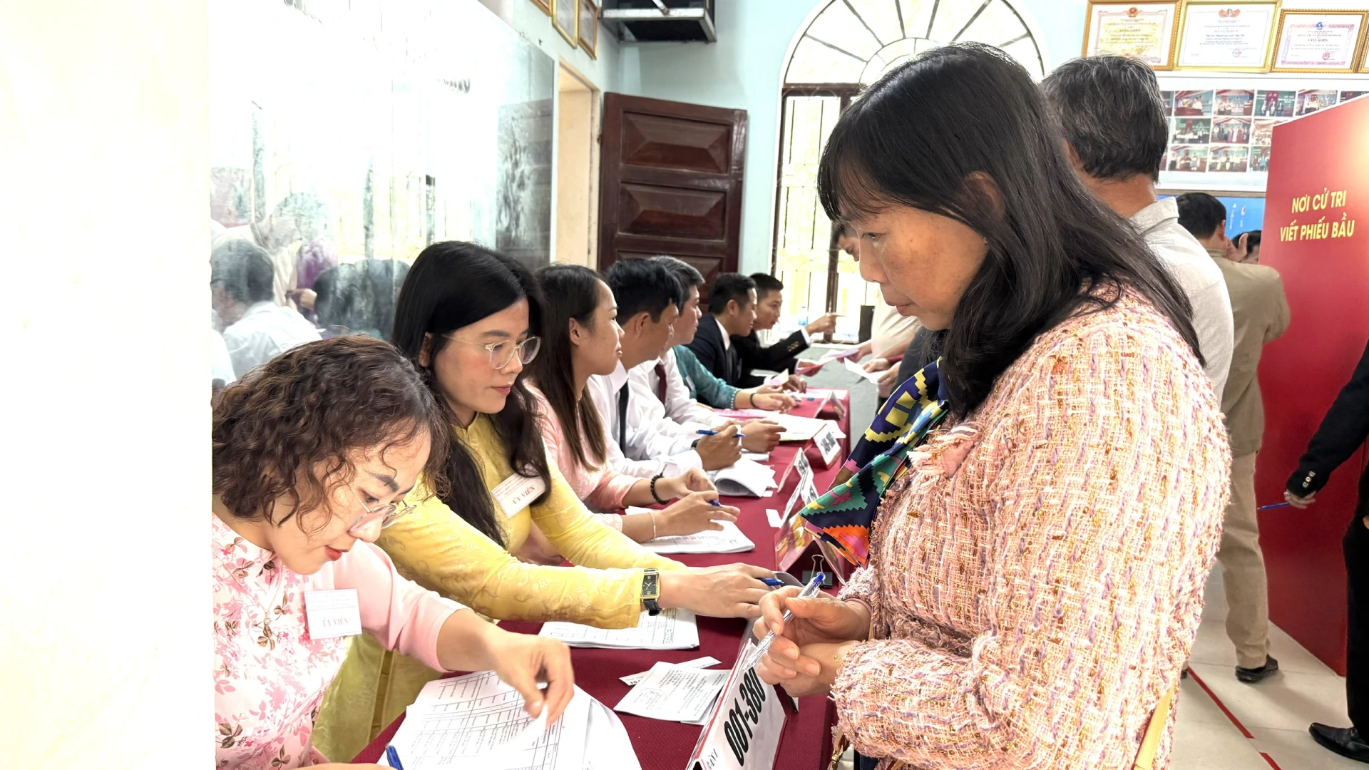 Bàn tiếp đón và hướng dẫn cử tri - Ảnh: NL