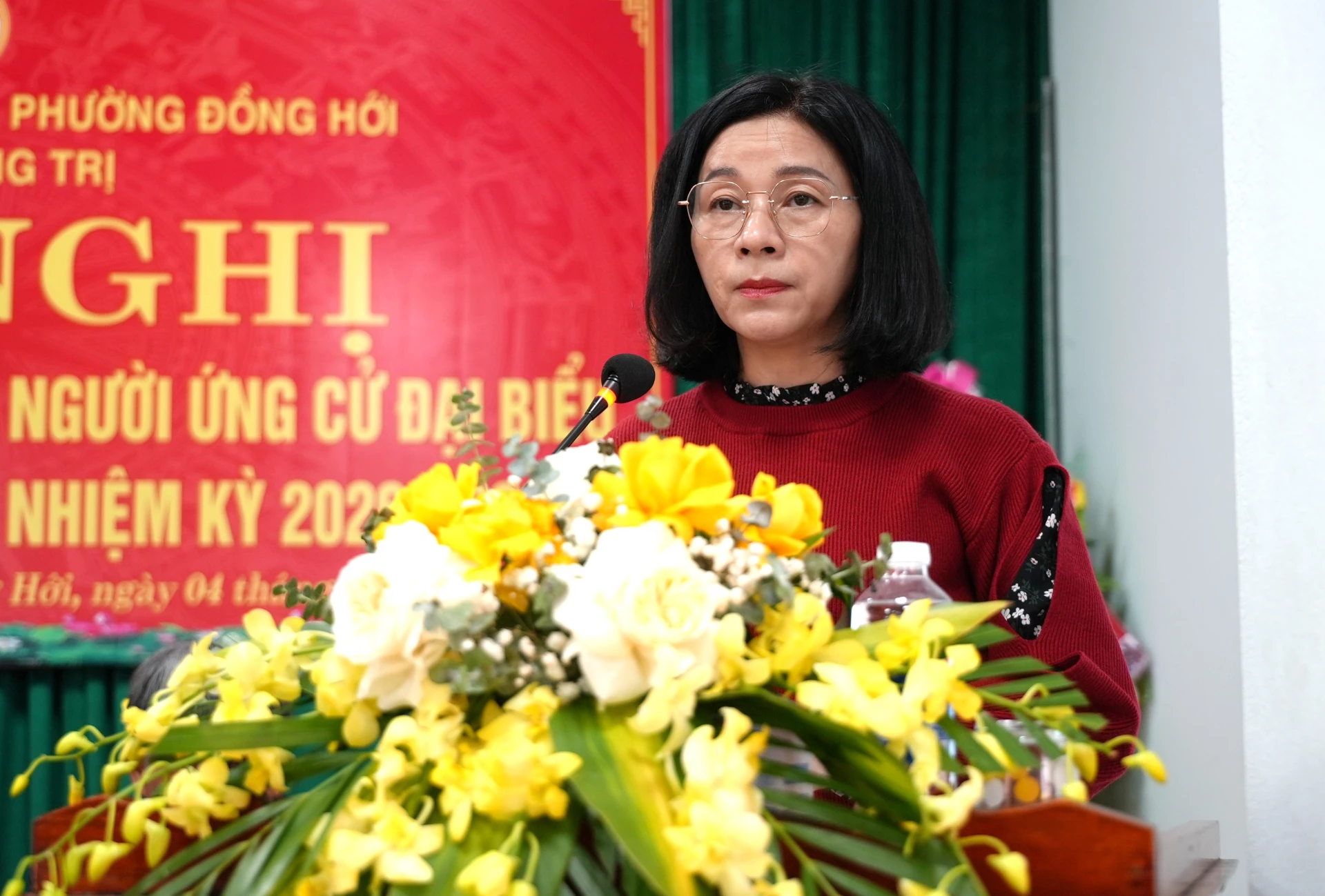 Bà Nguyễn Thị Lê Na, Bí thư Chi bộ, Chủ tịch Hội Văn học Nghệ thuật tỉnh, Tổng Biên tập Tạp chí Nhật Lệ trình bày chương trình hành động với cử tri TDP Đức Điền - Ảnh: T.Đ