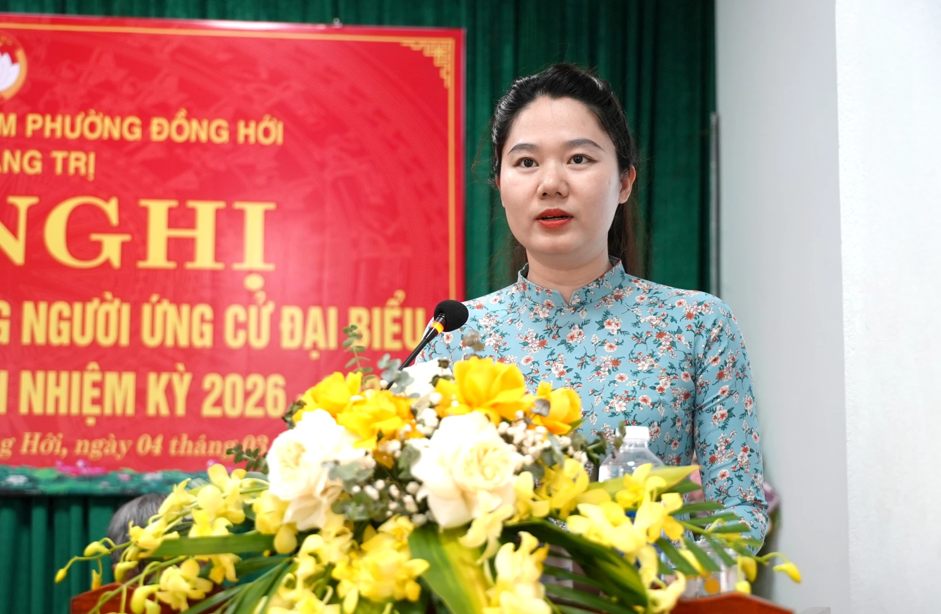 Bà Nguyễn Thị Thùy Nguyên, viên chức Hội Văn học Nghệ thuật tỉnh trình bày chương trình hành động với cử tri TDP Đức Điền - Ảnh: T.Đ