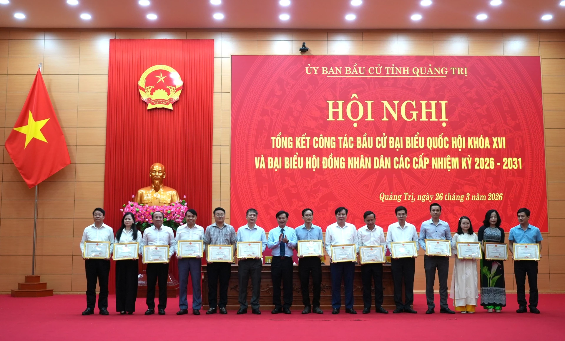 Đồng chí Nguyễn Chiến Thắng, Chủ tịch Ủy ban MTTQ Việt Nam tỉnh, Phó Trưởng Ban chỉ đạo bầu cử tỉnh trao bằng khen cho các cá nhân - Ảnh: T.Đ