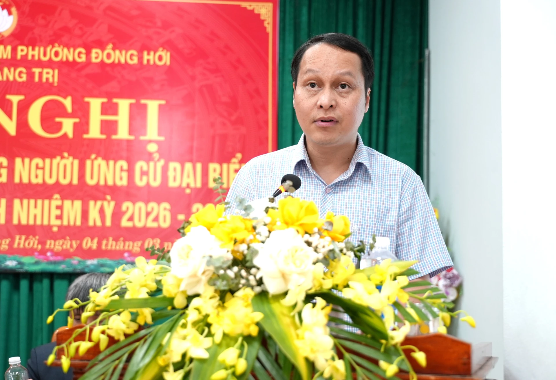 Ông Mai Đức Trí, Chi ủy Chi bộ, Trưởng phòng Dân nguyện -Tổng hợp trình bày chương trình hành động với cử tri TDP Đức Điền - Ảnh: T.Đ