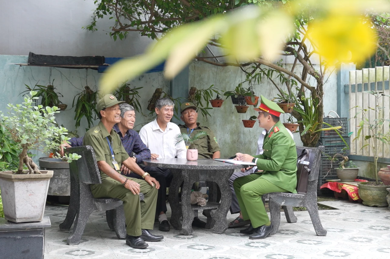 Lực lượng Công an cơ sở đến từng hộ dân thông tin đầy đủ về thời gian, địa điểm bỏ phiếu, hướng dẫn người dân nâng cao cảnh giác trước các thông tin sai sự thật trên không gian mạng - Ảnh: N.Q.V