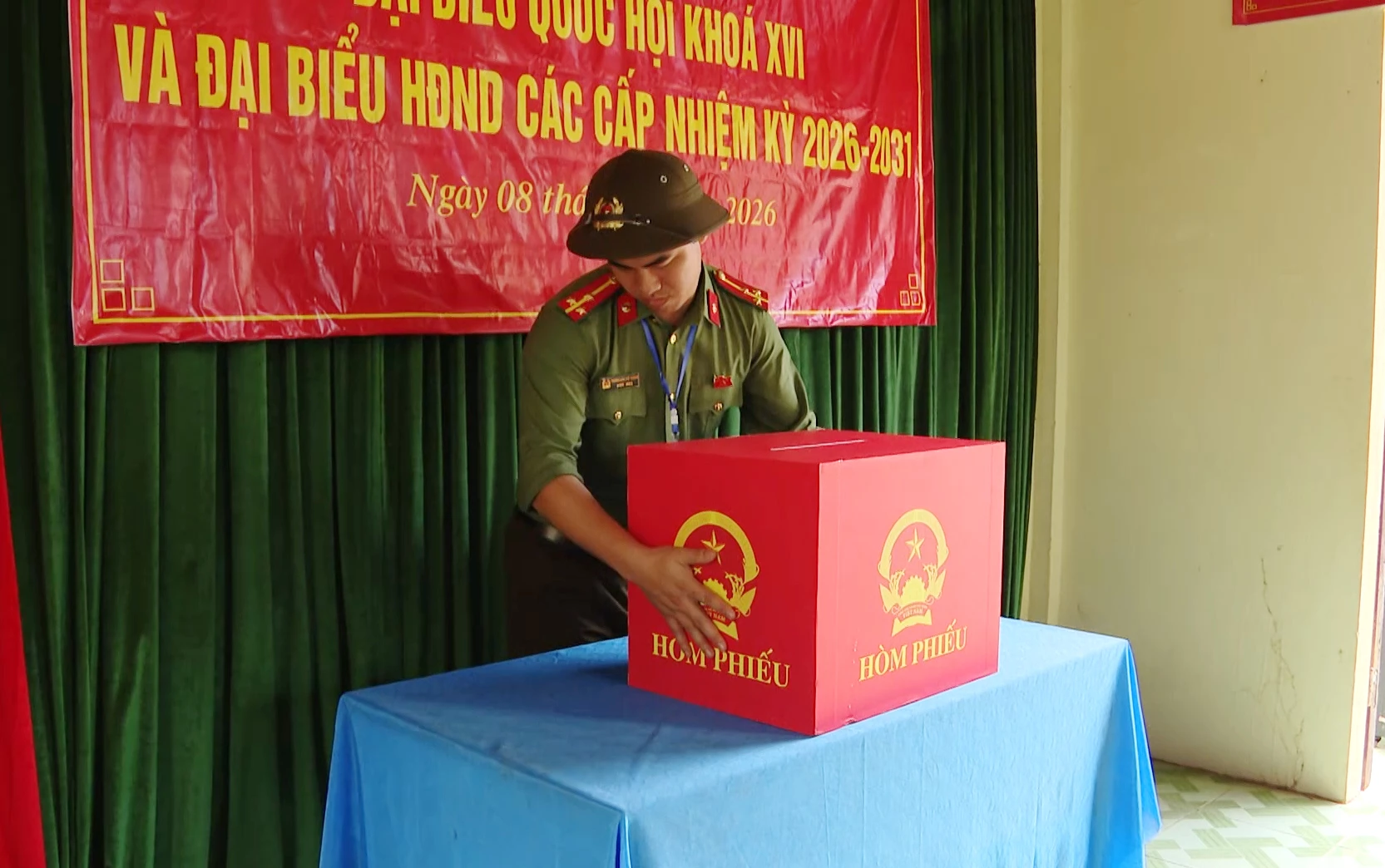 Lực lượng Công an cơ sở bảo đảm an ninh trật tự phục vụ bầu cử sớm tại xã Trường Sơn - Ảnh: N.Q.V