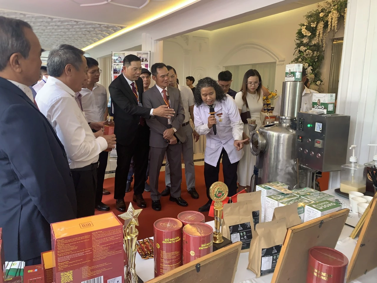 Chuyên gia của Công ty CP Công nghệ thực phẩm Đất Việt giới thiệu về công năng sử dụng của máy tẩy rửa hạt cà phê - Ảnh: N.K