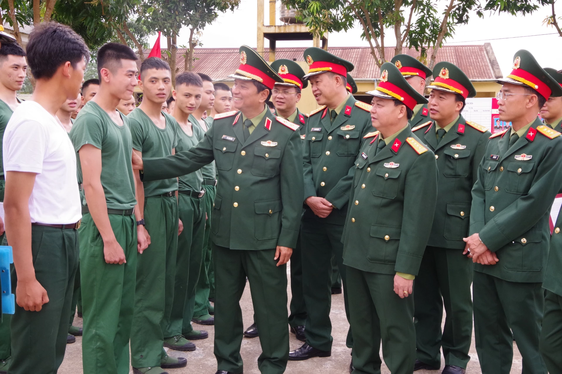 Đồng chí Trung tướng Hà Thọ Bình, Tư lệnh Quân khu kiểm tra, nắm tình hình, động viên chiến sĩ mới nhập ngũ năm 2026 tại Tiểu đoàn 4, Trung đoàn 19, Sư đoàn 968.