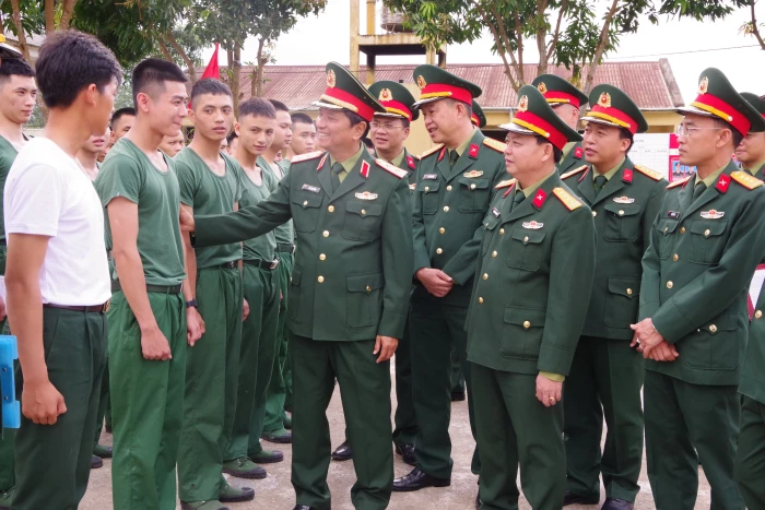 Đồng chí Tư lệnh Quân khu 4 Hà Thọ Bình kiểm tra, động viên chiến sĩ mới tại Sư đoàn 968