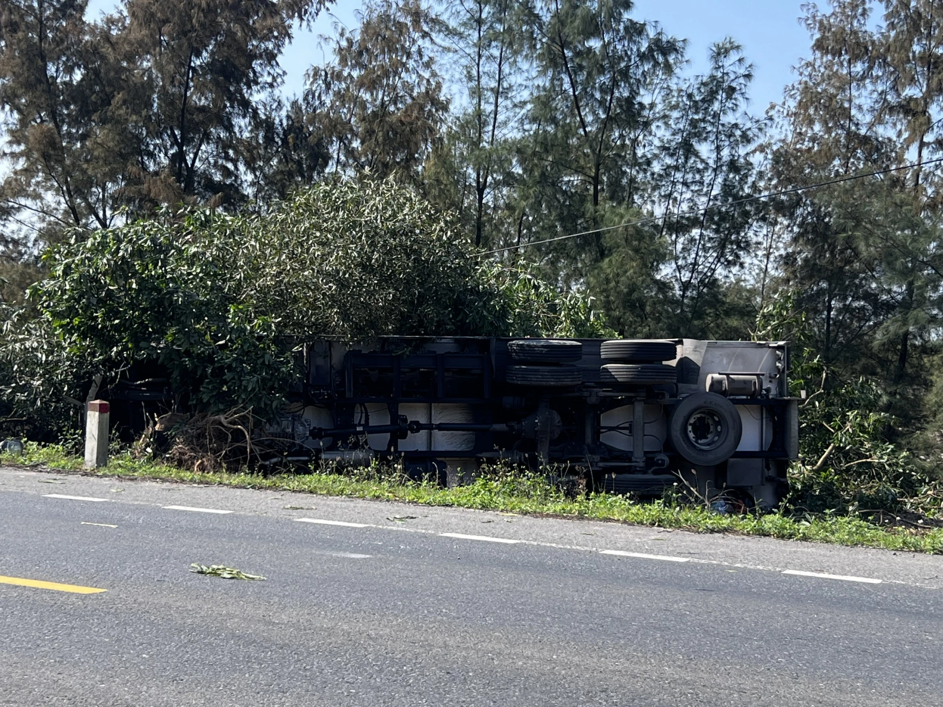 Xe tải lật nghiêng bên lề đường - Ảnh: H.T
