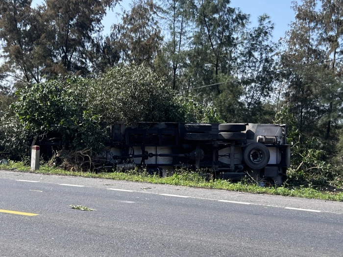 Xe tải lật nghiêng tại đường tránh lũ