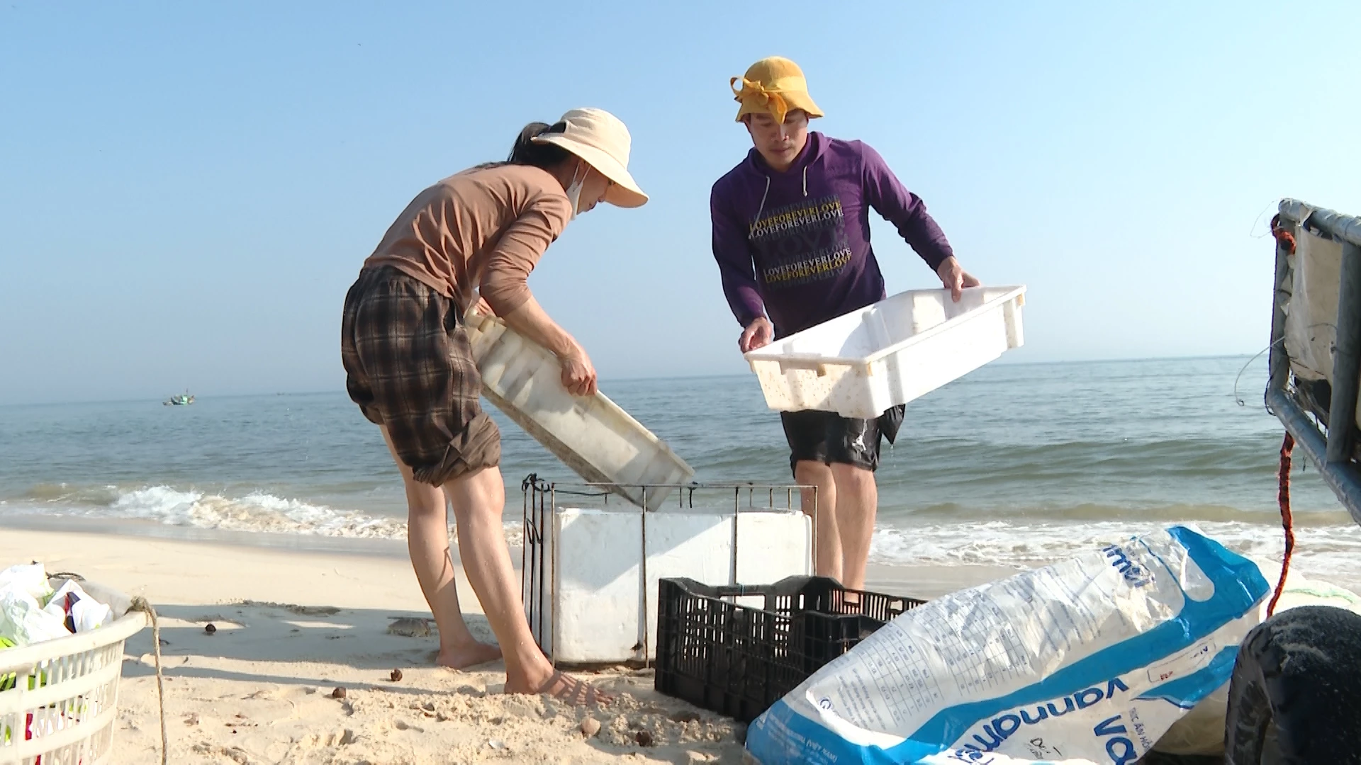 Ngư dân xã Ninh Châu phấn khởi khi được mùa ruốc - Ảnh: H.T