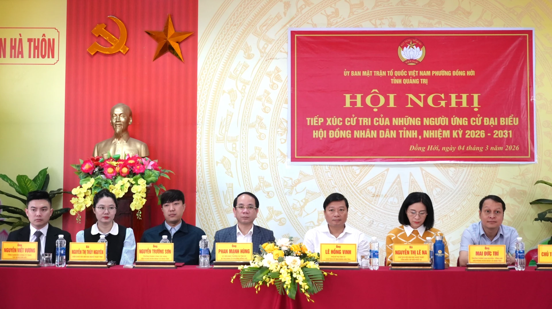 Những người ứng cử đại biểu HĐND tỉnh, nhiệm kỳ 2026-2031 thuộc đơn vị bầu cử số 13 tiếp xúc cử tri phường Đồng Hới - Ảnh: T.Đ