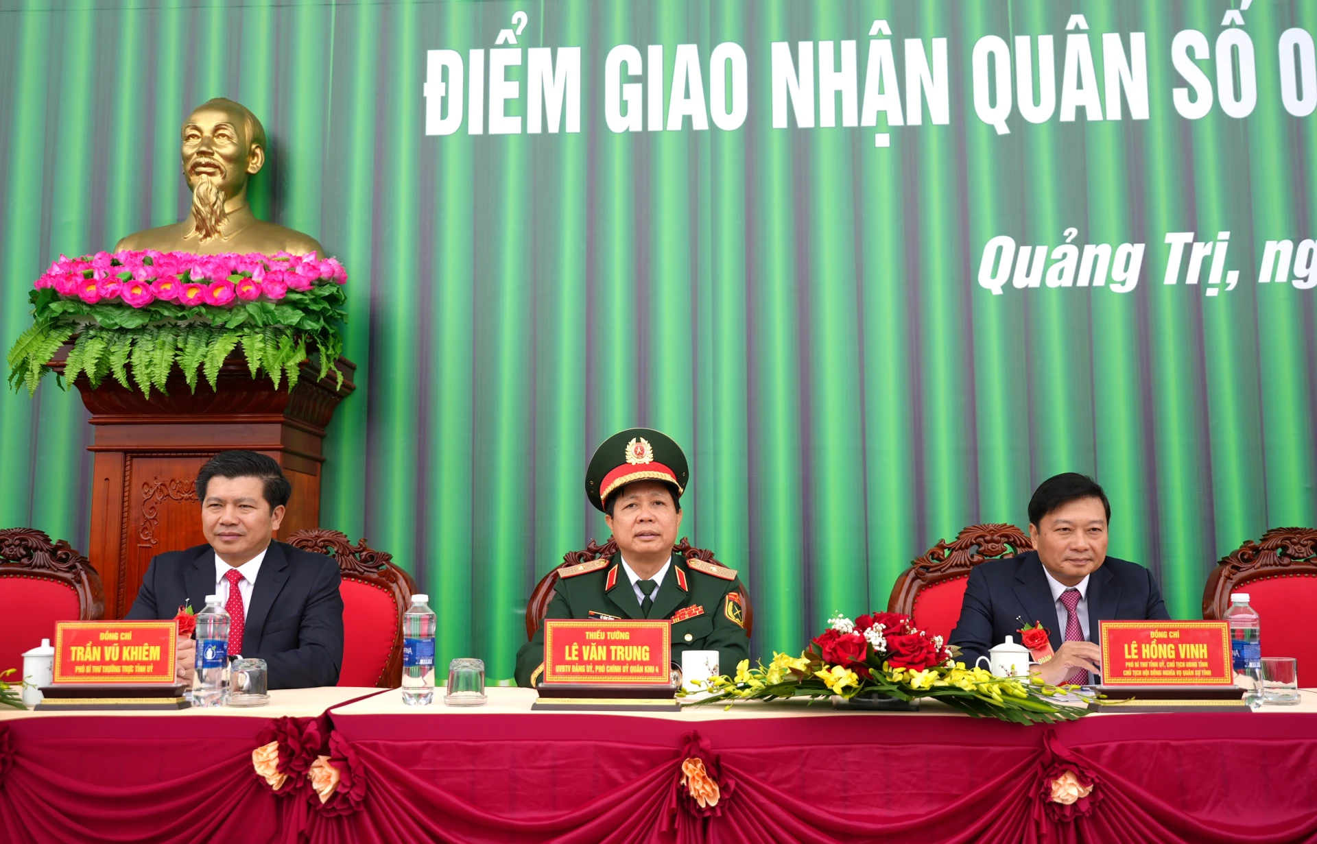 Các đồng chí lãnh đạo tỉnh và lãnh đạo Quân khu 4 tham dự lễ giao nhận quân tại phường Đồng Hới - Ảnh: T.Đ