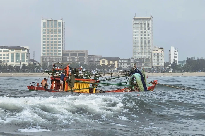 Đồn Biên phòng Nhật Lệ cứu nạn thành công tàu cá bị lật 