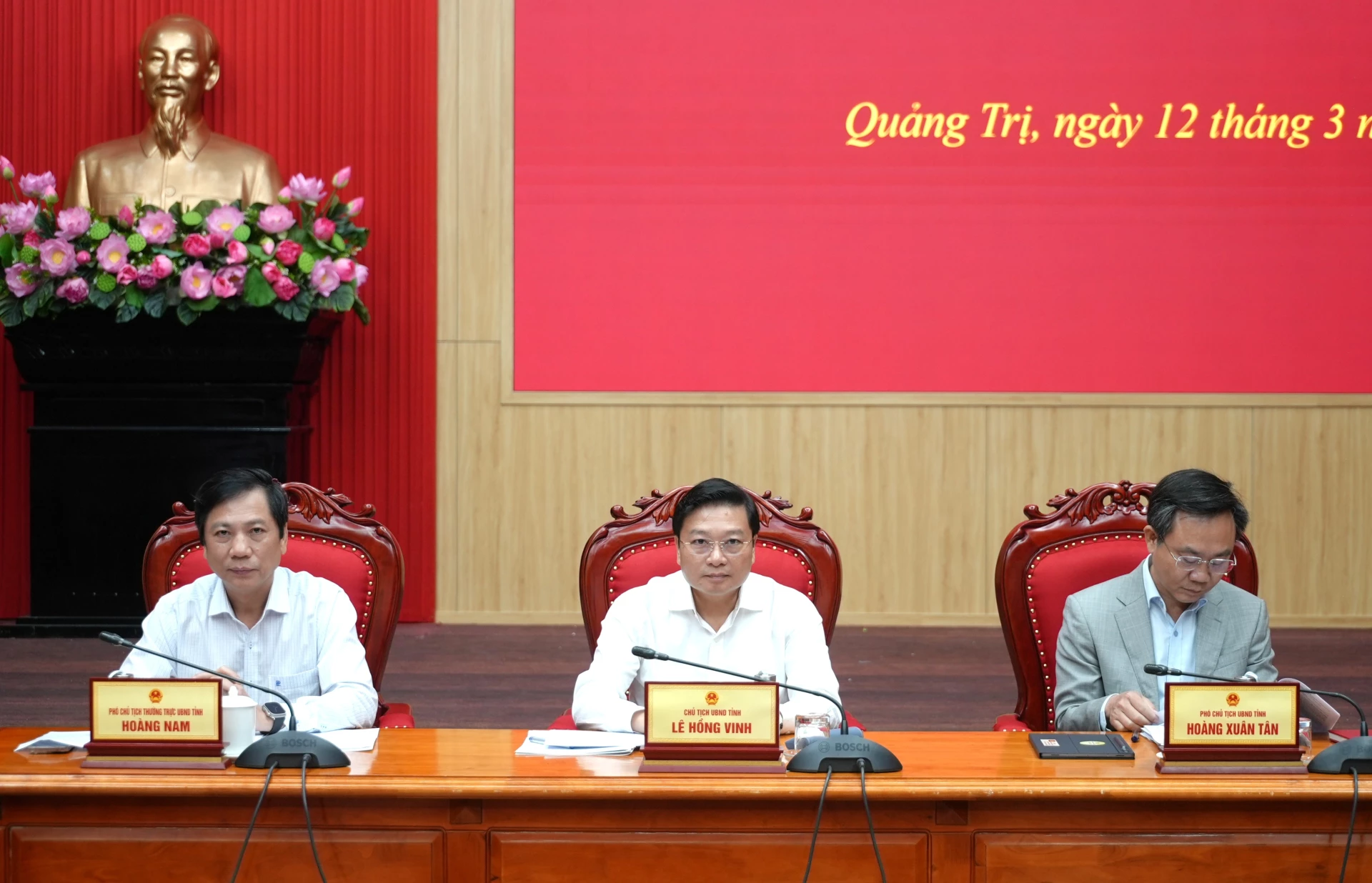 Đồng chí Lê Hồng Vinh, Chủ tịch UBND tỉnh và các đồng chí Phó Chủ tịch UBND tỉnh chủ trì phiên họp - Ảnh: T.Đ