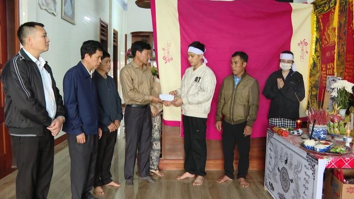 Thăm hỏi, động viên gia đình các ngư dân bị thiệt mạng do chìm tàu trên biển