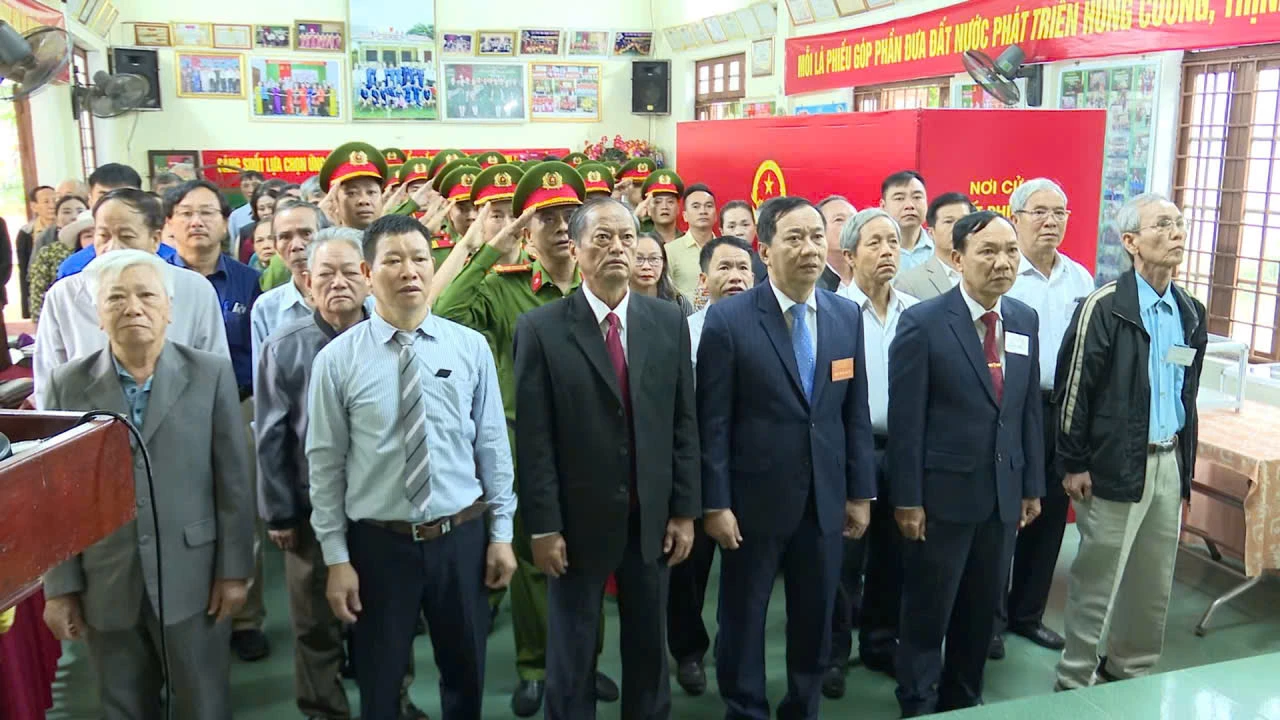 đồng chí Lê Quang Chiến – UVBTV Tỉnh ủy – Bí thư Đảng ủy – Chủ tịch
HĐND phường tham dự lễ khai mạc.