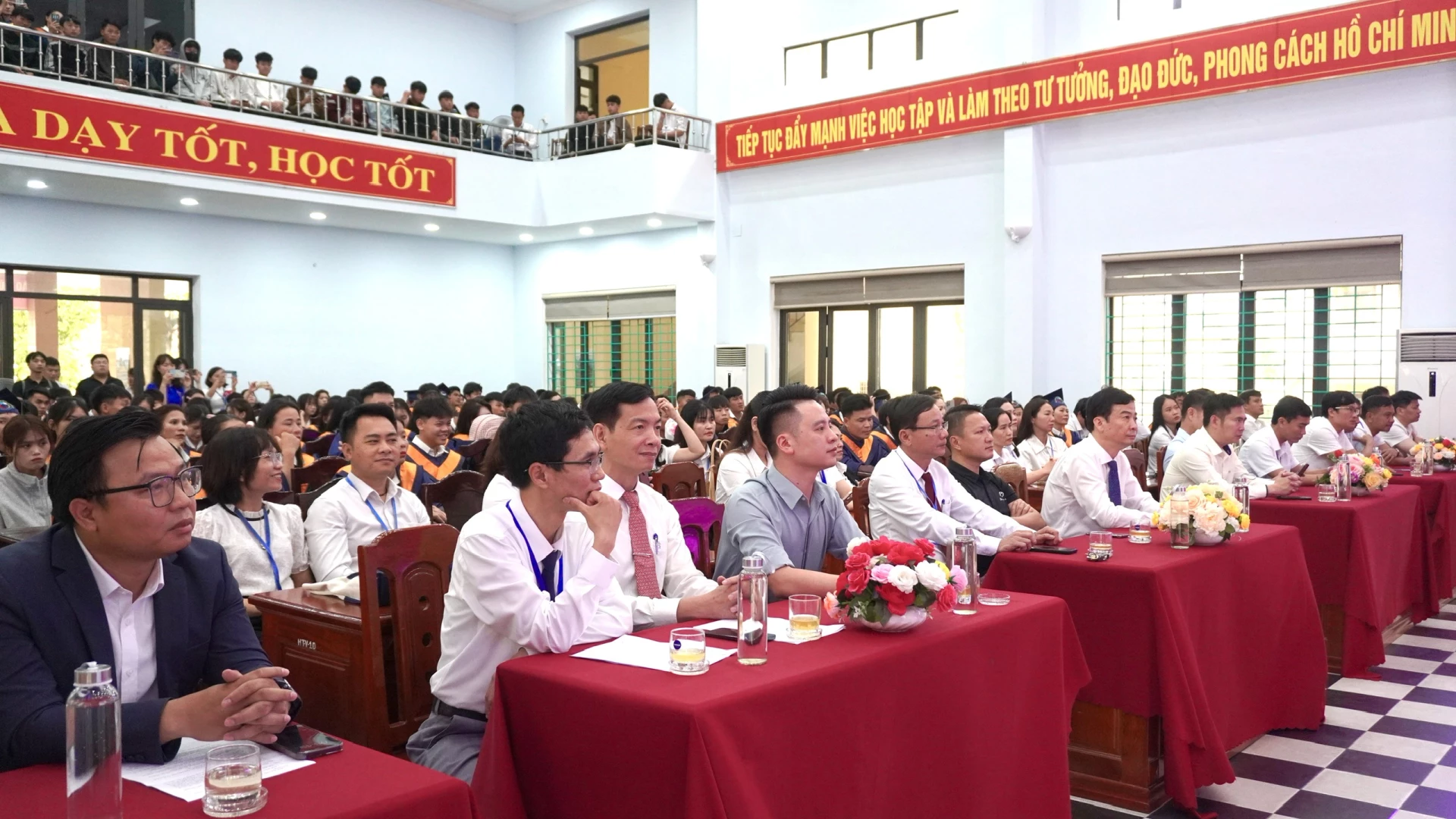 Đại biểu tham dự buổi lễ - Ảnh: H.T