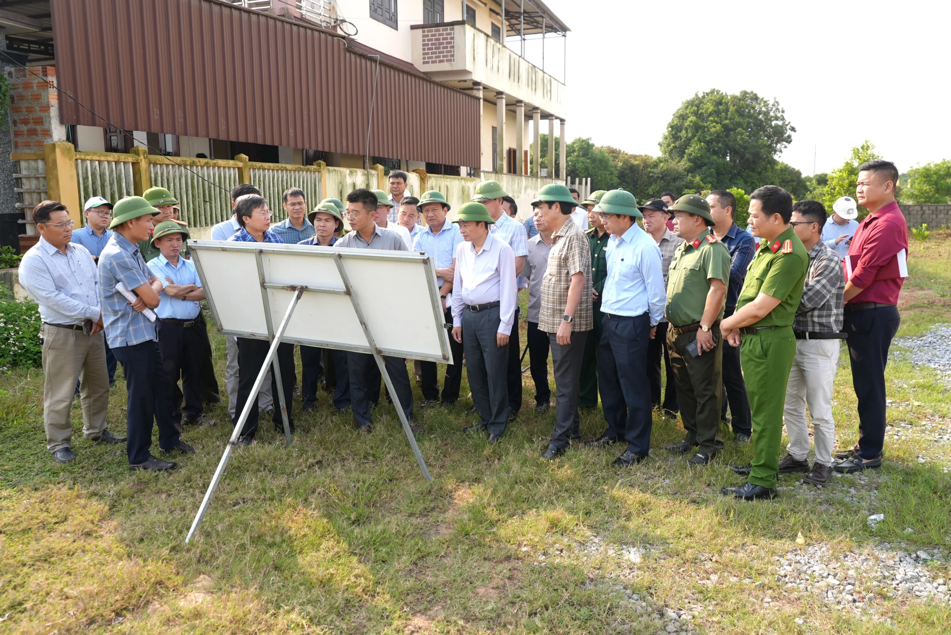 Đồng chí Lê Hồng Vinh, Chủ tịch UBND tỉnh kiểm tra Dự án Đường ven biển kết nối hành lang kinh tế Đông - Tây giai đoạn 1 tại xã Bến Hải - Ảnh: T.Đ