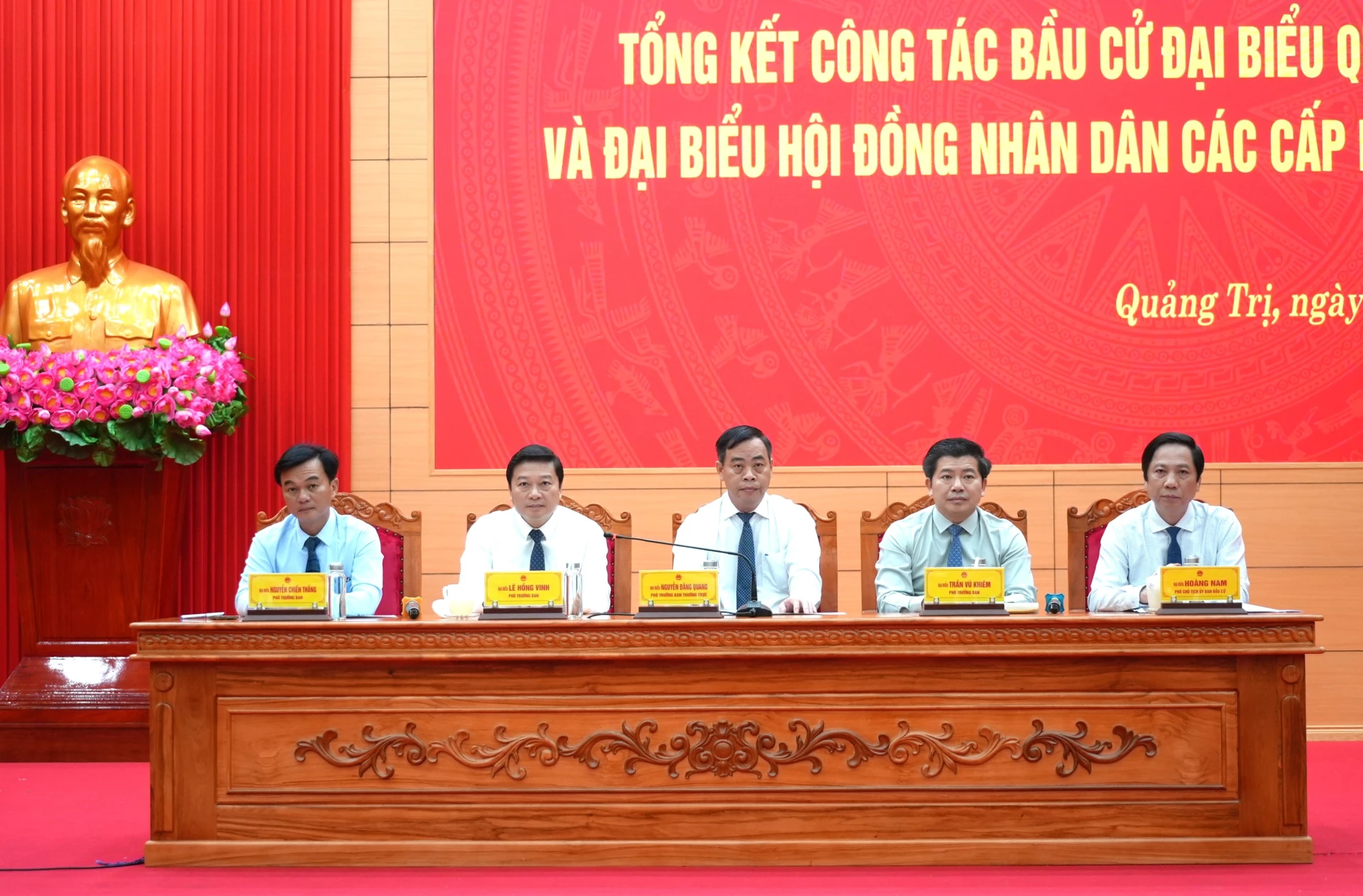 Các đồng chí lãnh đạo tỉnh chủ trì hội nghị - Ảnh: T.Đ