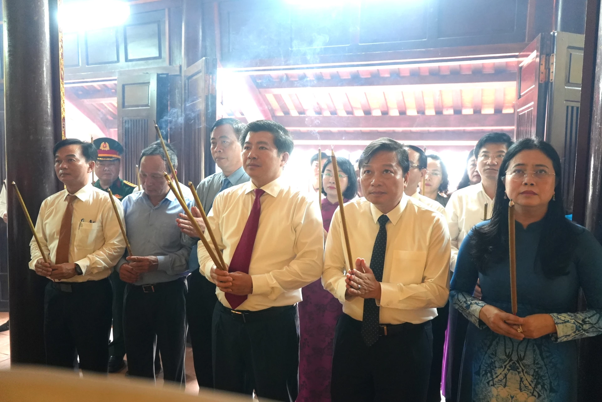 Các đồng chí lãnh đạo tỉnh dâng hương tại Nhà thờ Thượng đẳng thần Nguyễn Hữu Cảnh - Ảnh: T.Đ