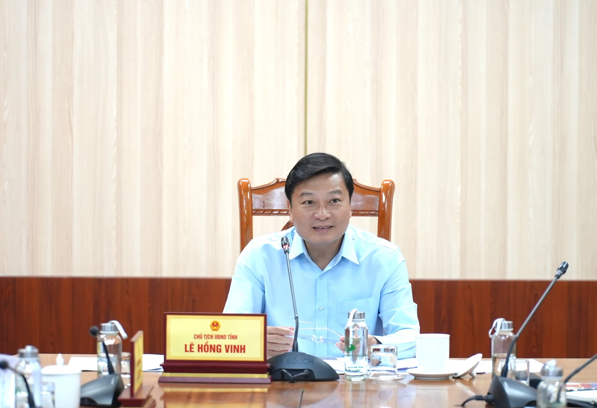 Đồng chí Lê Hồng Vinh, Chủ tịch UBND tỉnh chủ trì cuộc họp - Ảnh: T.Đ