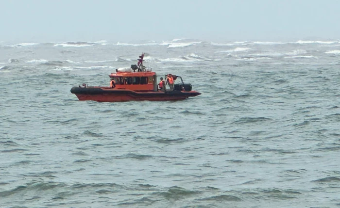 Thuyền đánh cá bị sóng đánh chìm, một ngư dân mất tích