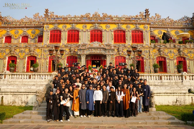 Êkíp Hoàng hậu cuối cùng chụp trước Điện Kiến Trung. (Ảnh: Đoàn phim cung cấp)