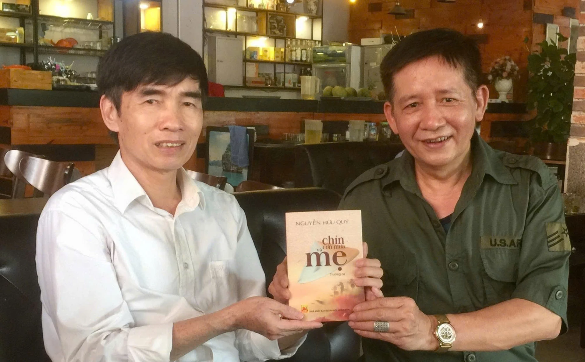 Nhà thơ Nguyễn Hữu Quý (bên trái) và tác giả - Ảnh: N.Đ.H