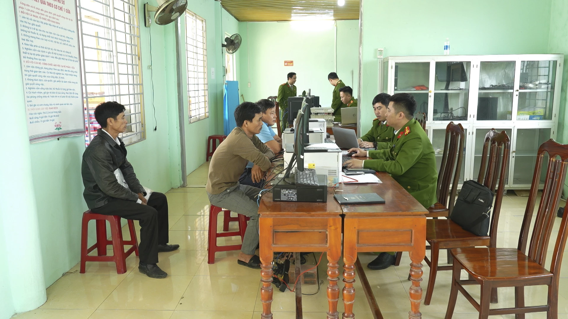 Công an từ tỉnh đến cơ sở khẩn trương bắt tay ngay vào công việc, phục vụ Nhân dân - Ảnh: N.Q.V