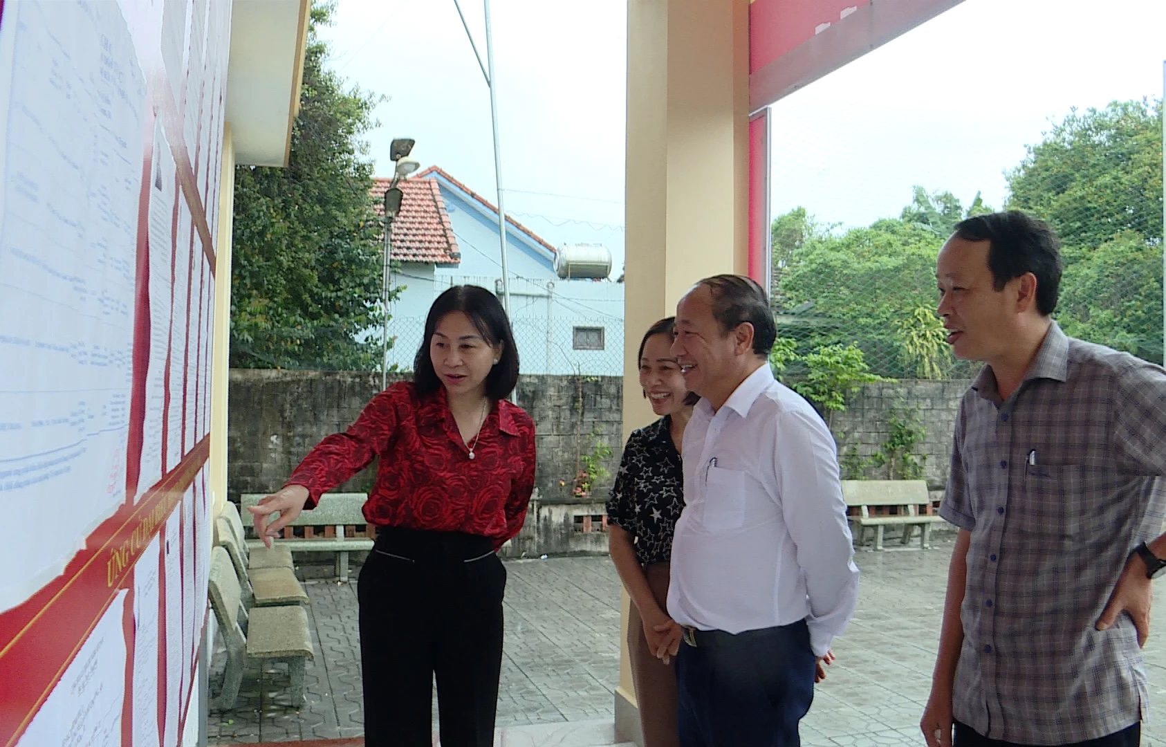 Cử tri phường Đồng Sơn chờ đón ngày hội bầu cử - Ảnh: H.TR