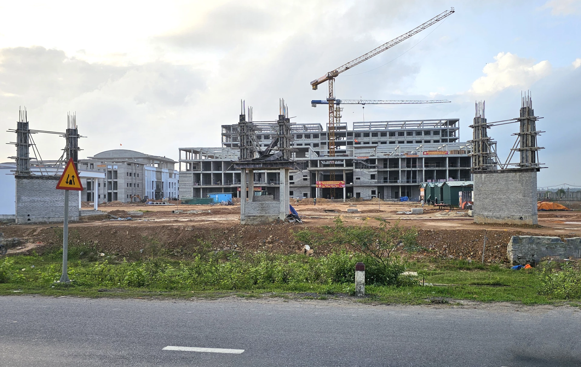 Bệnh viện Quân y 4 (cơ sở 2) tại xã Hiếu Giang khi đi vào hoạt động không chỉ nâng cao chất lượng chăm sóc sức khỏe cho người dân mà còn tạo động lực thúc đẩy các loại hình dịch vụ phụ trợ - Ảnh: N.T.H