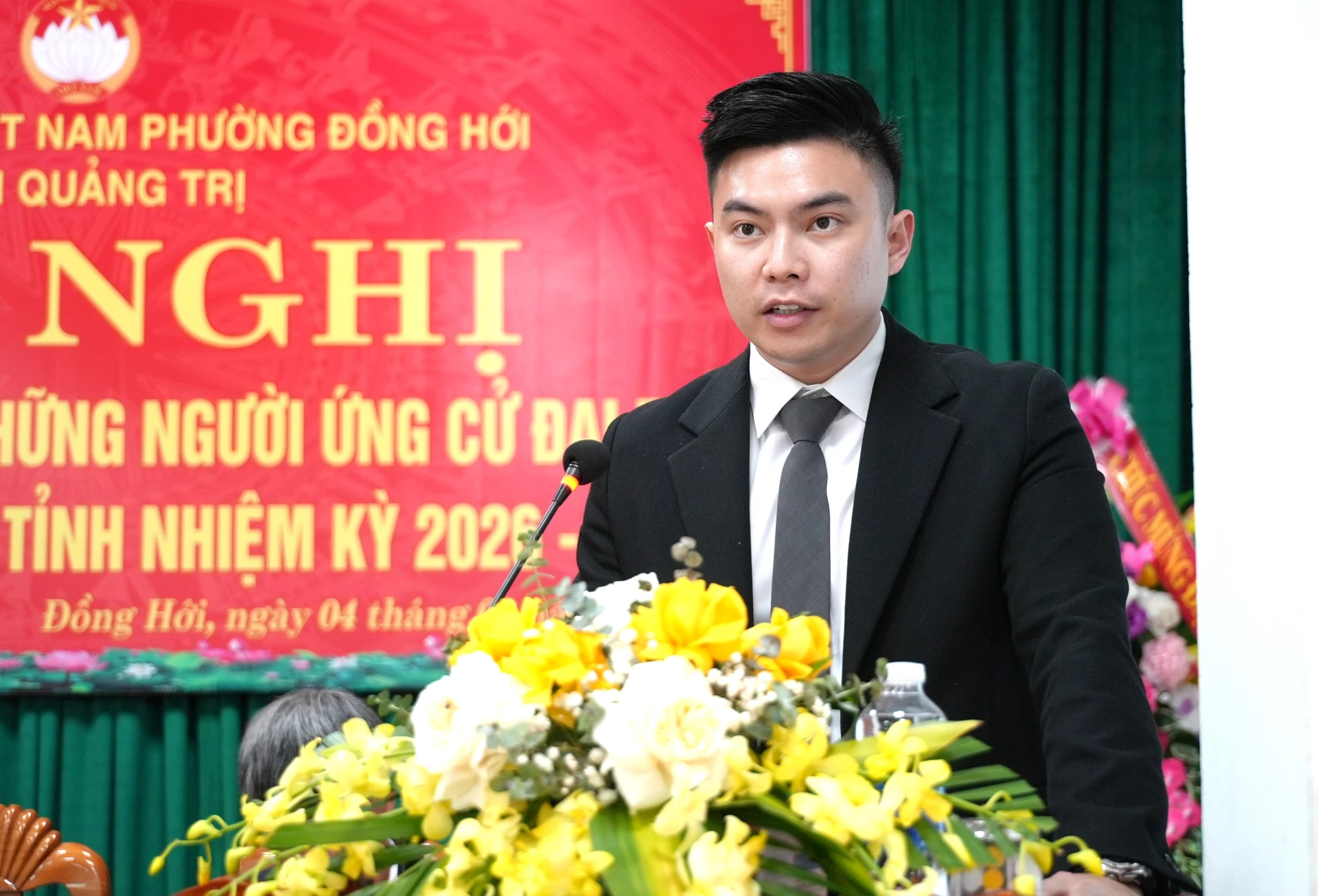 Ông Nguyễn Viết Vương, Tổng Giám đốc Công ty TNHH Tập đoàn Sơn Hải trình bày chương trình hành động với cử tri TDP Đức Điền - Ảnh: T.Đ
