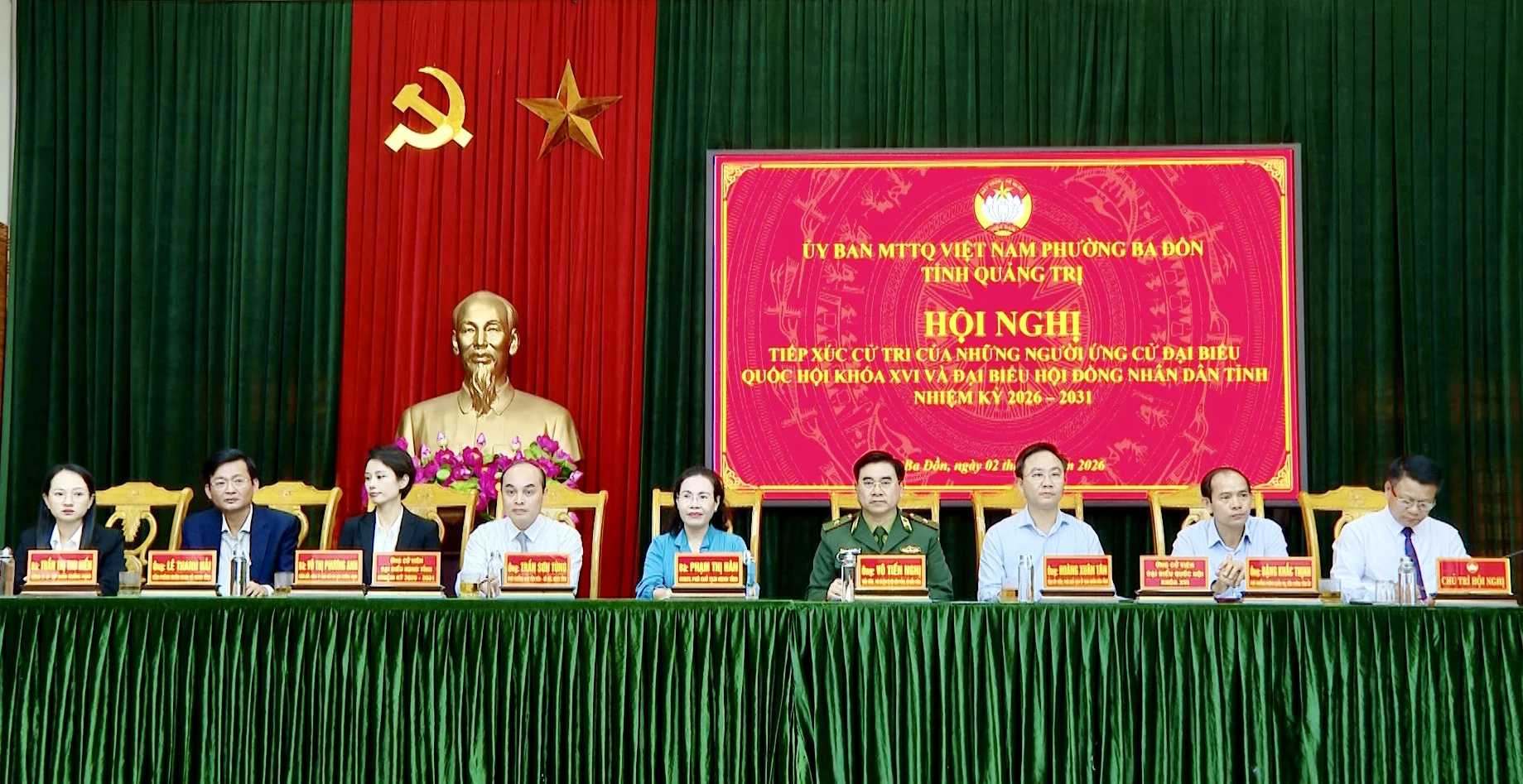 Các ứng cử viên tiếp xúc cử tri, vận động bầu cử tại phường Ba Đồn - Ảnh: H.N