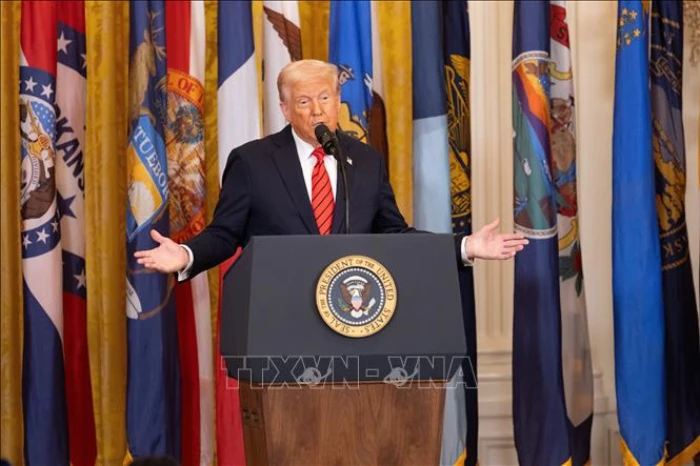 Tổng thống Trump ‘cân nhắc tiếp quản’ Eo biển Hormuz giữa chiến sự với Iran