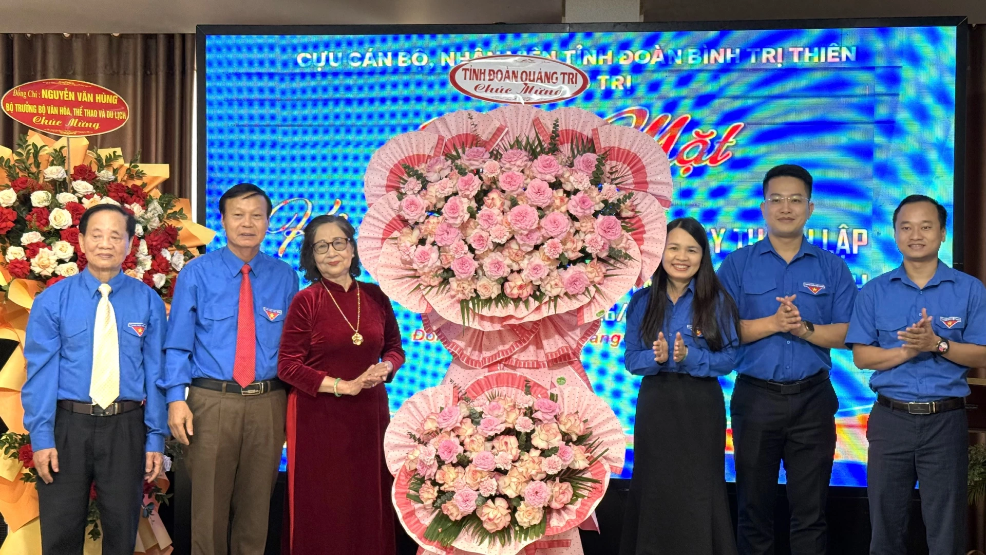 Ban Thường vụ Tỉnh đoàn Quảng Trị tặng hoa chúc mừng buổi gặp mặt - Ảnh: NL