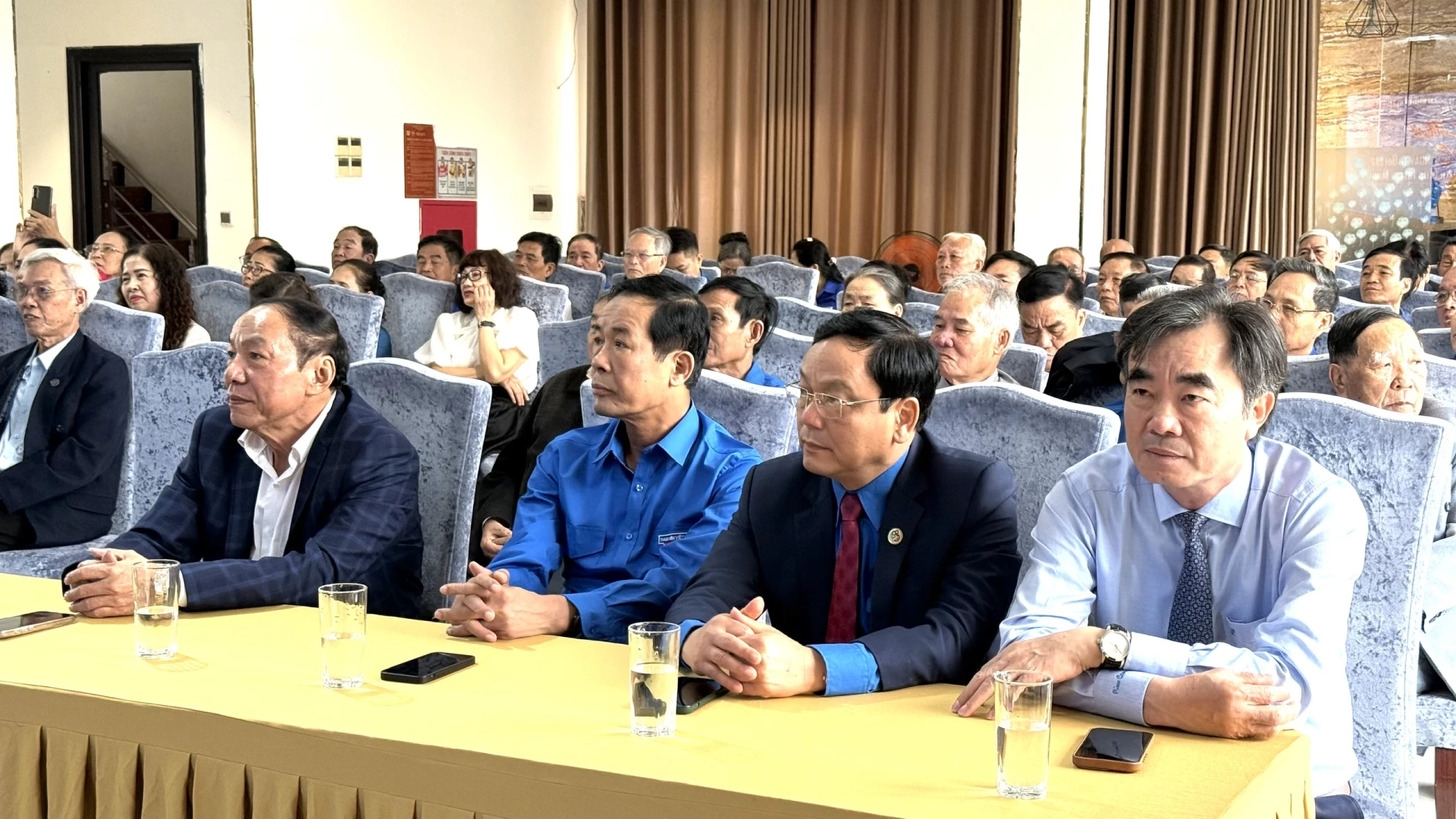 Các đại biểu tham dự buổi gặp mặt - Ảnh: NL