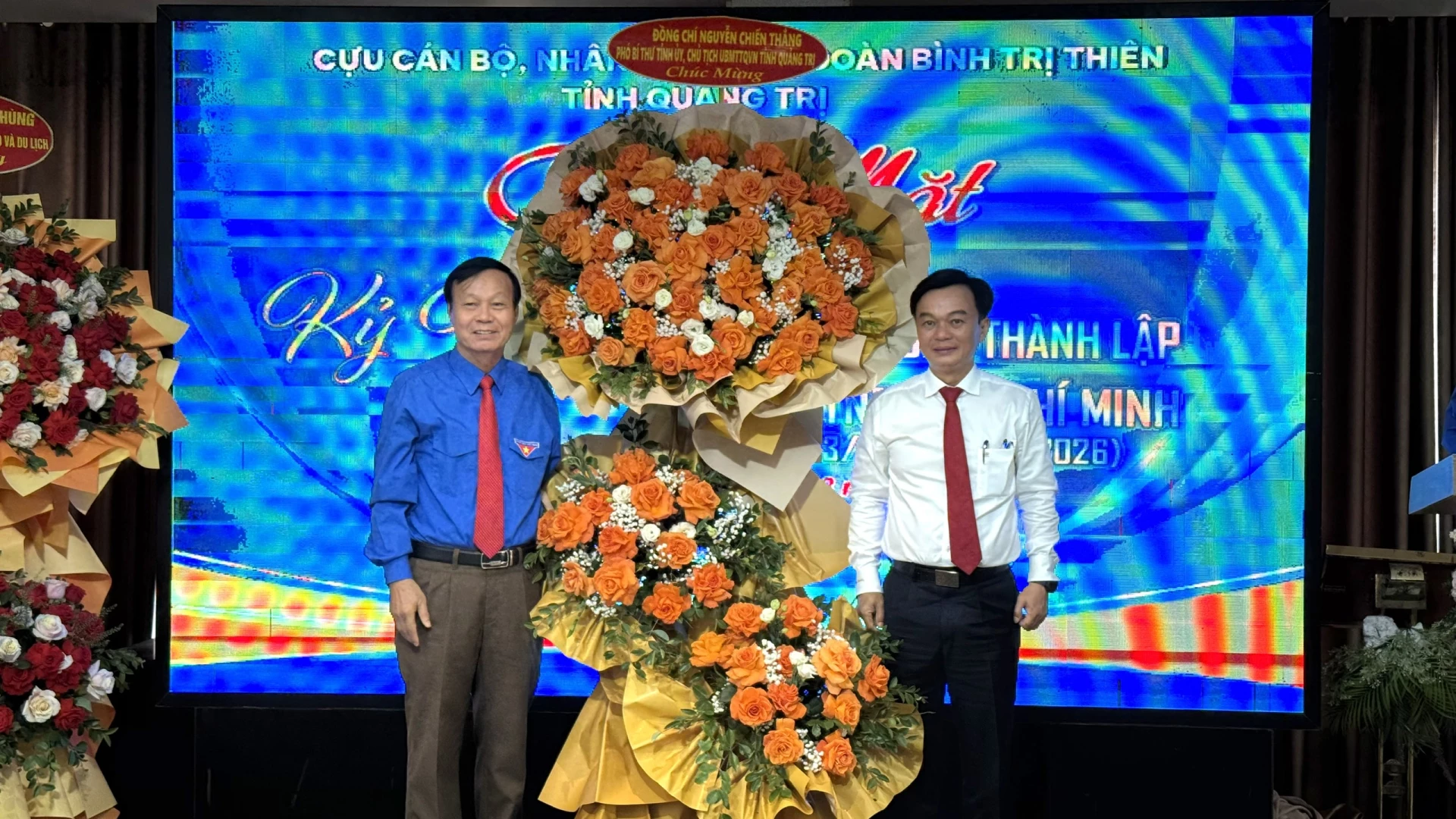 Đồng Chí Nguyễn Chiến Thắng, Phó Bí thư Tỉnh ủy, Chủ tịch Ủy ban MTTQ Việt Nam tỉnh tặng hoa chúc mừng buổi gặp mặt - Ảnh: NL