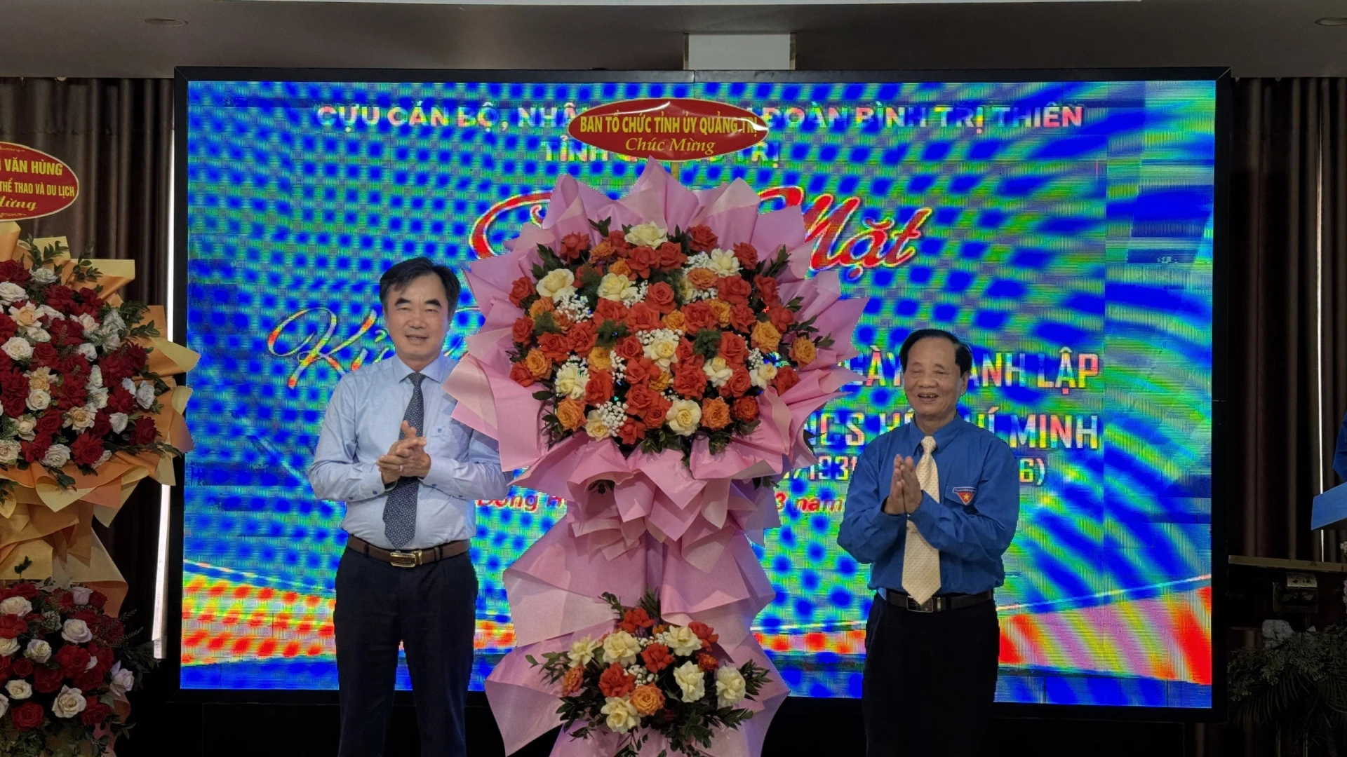 Đồng chí Nguyễn Lương Bình, Ủy viên Ban Thường vụ Tỉnh ủy, Trưởng Ban Tổ chức Tỉnh ủy tặng hoa chúc mừng buổi gặp mặt - Ảnh: NL