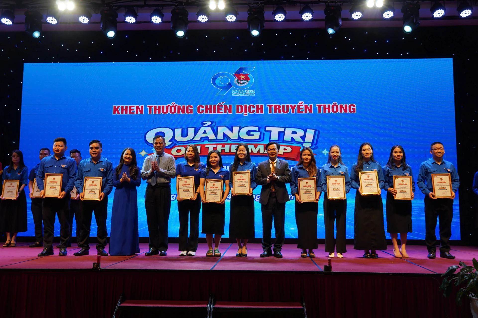 Các đồng chí lãnh đạo tỉnh trao Giấy chứng nhận cho 10 đơn vị đoàn có sản phẩm tiêu biểu tham gia chiến dịch Quảng Trị on the map -Ảnh: NL