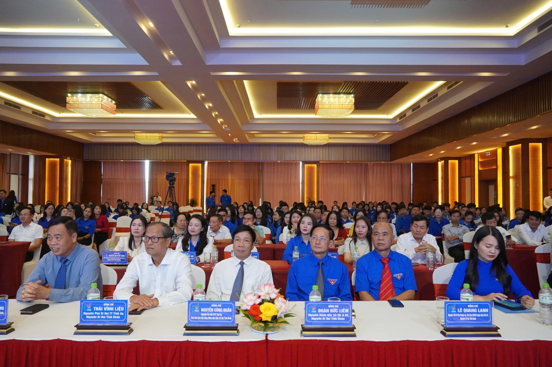 Các đại biểu tham dự buổi lễ - Ảnh: NL