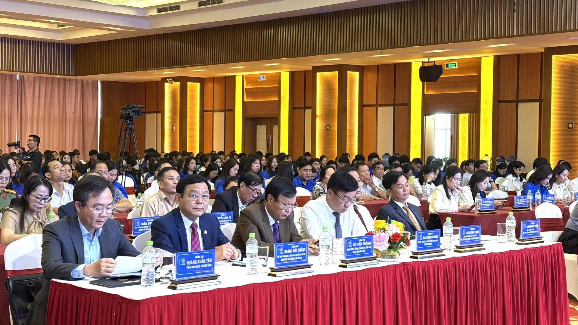 Các đại biểu tham dự buổi lễ - Ảnh: NL